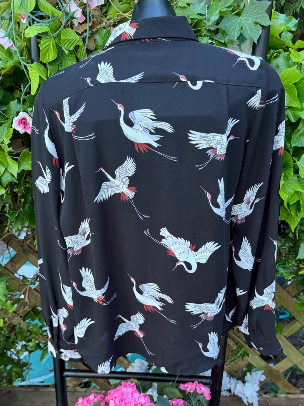 EUC ⭐️ CURVED hem Crane Print Button-Up 👚 Like NEW